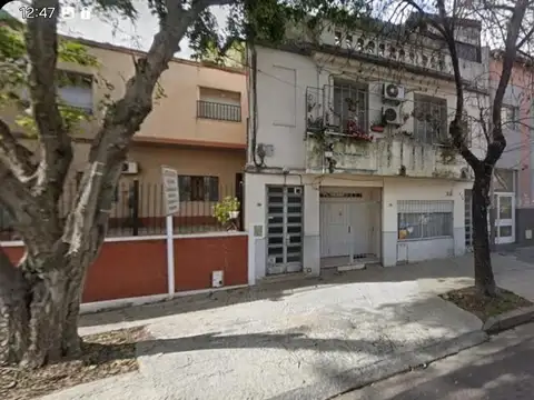 PH de 5 ambientes al contra frente, con balcón. Sin expensas
