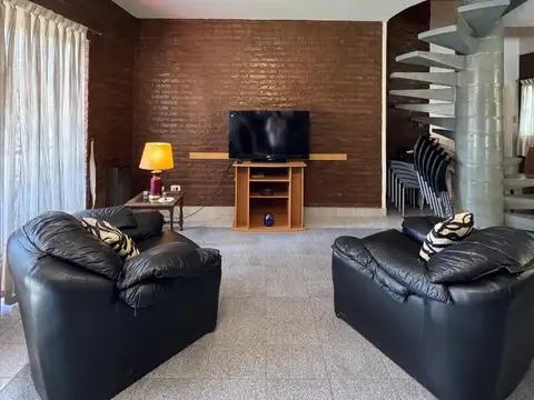 Casa 6 ambientes con 4 baños