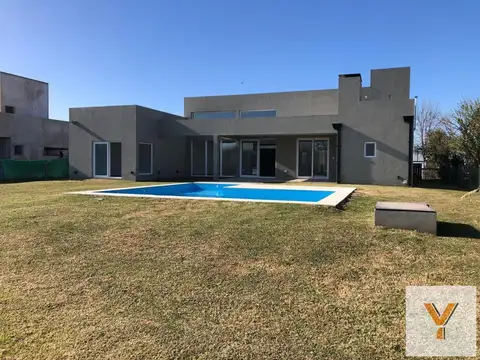 Casa en venta - 3 Dormitorios 3 Baños - Luján