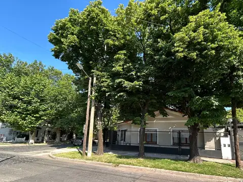 EXCELENTE CASA EN VENTA SOBRE CALLE DRUMMOND ESQUINA MURATURE - ADROGUE