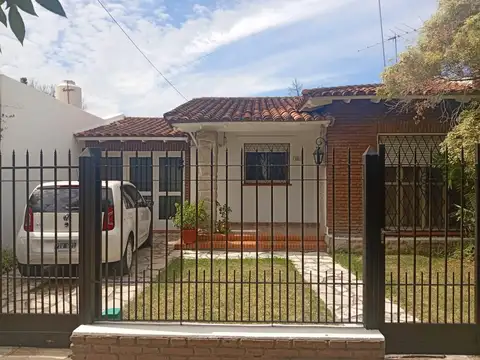 Casa en venta c/ cochera en Merlo