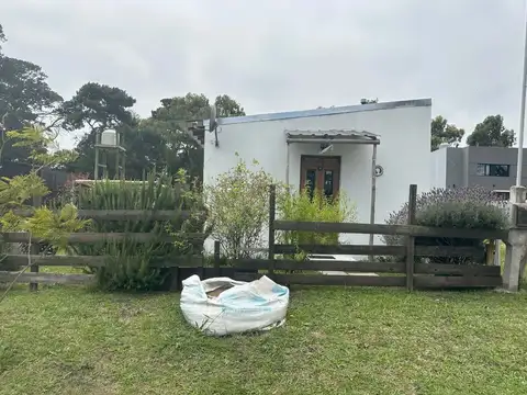 Casa 2 ambientes con parque en Los Acantiladdos