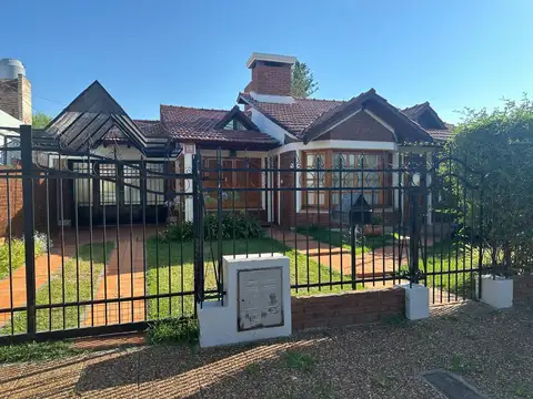 Venta Chalet Amplio Centrico Pileta Quincho Parque Calidad *