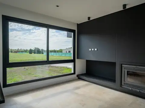 Casa en venta - 3 Dormitorios 4 Baños - 2.100Mts2 - Luján