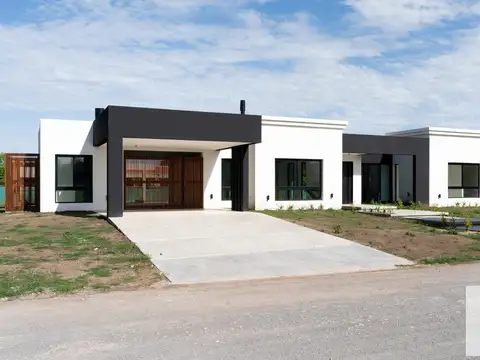 Casa en venta - 3 Dormitorios 4 Baños - 2.100Mts2 - Luján