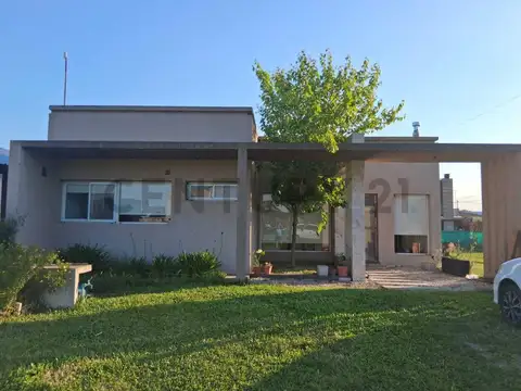 CASA EN VENTA DE DOS DORMITORIOS EN BARRIO CERRADO "LA CAMPIÑA", LAS BANDERITAS, CITY BELL