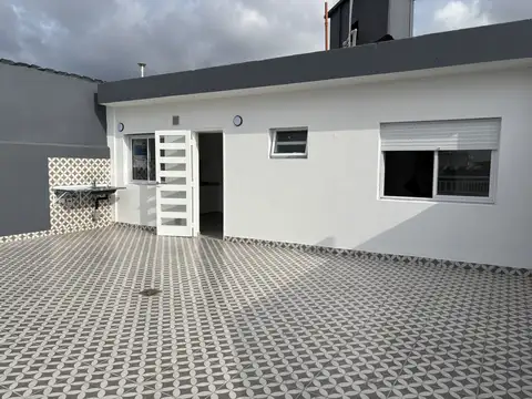 Departamento 2 ambientes con terraza propia (Reciclado)
