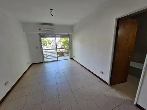 DPTO 1 AMB Y MEDIO DIVISIBLE - 40m² - 6 años de antigüedad - 2° por escalera