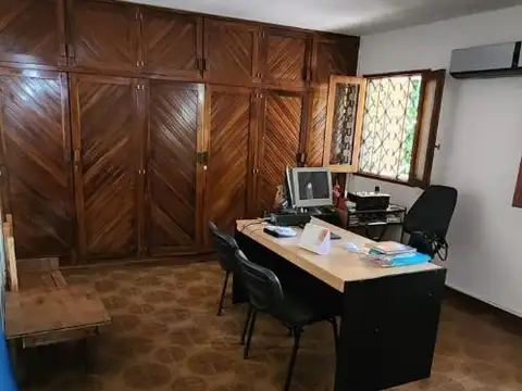 CASA EN 6TA SECCION DE CIUDAD - COCHERAS