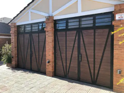 Casa en Venta con 4 cocheras