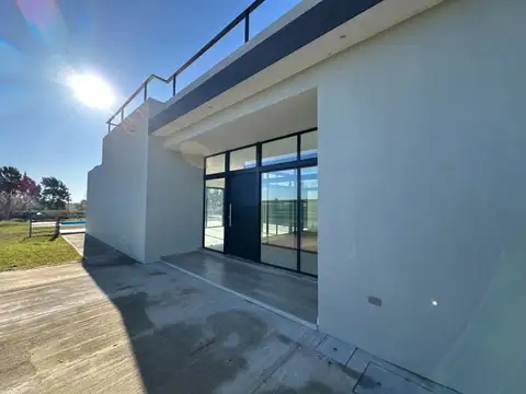 Venta Casa 5 amb a estrenar c/lote en altura, pileta, terraza - Bo. Villalobos - Hudson
