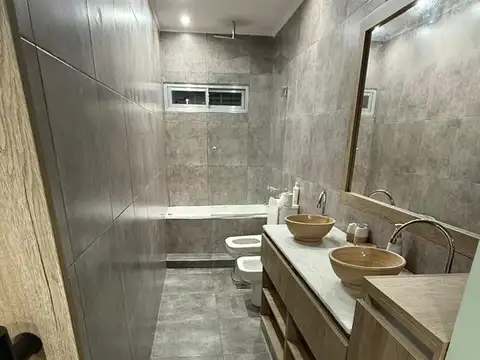 Casa 8 ambientes con 2 baños