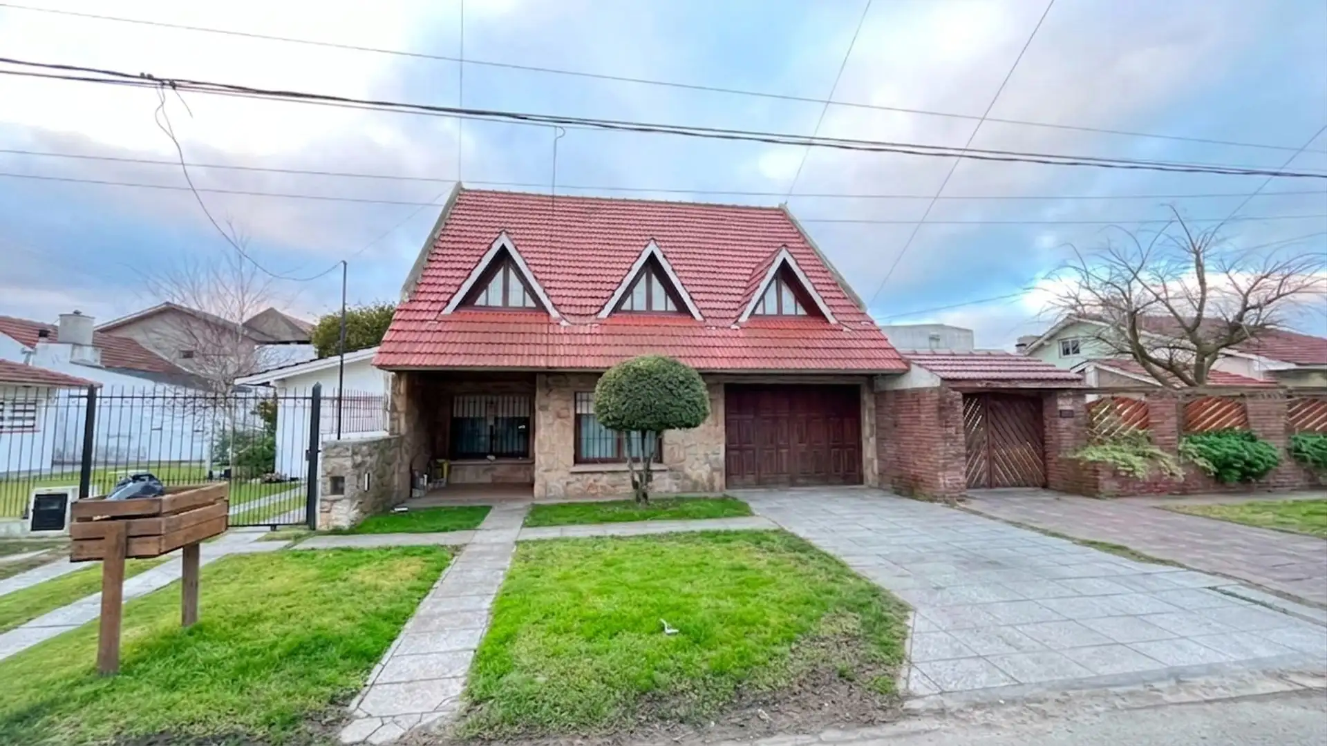 VENTA CASA DE 7 AMBIENTES – LOTE APTO DESARROLLO