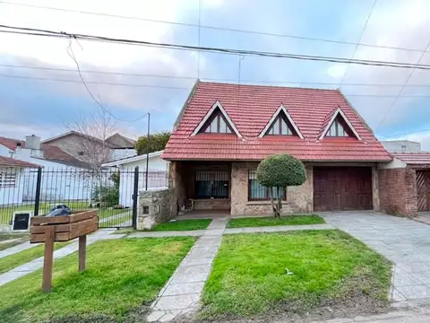 VENTA CASA DE 7 AMBIENTES – LOTE APTO DESARROLLO