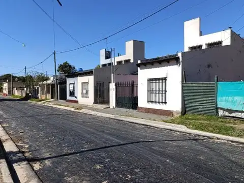 Casa de 2 Dormitorios con cochera! Patio con parrillero! Florencio Varela 144 entre Mitre y Per...