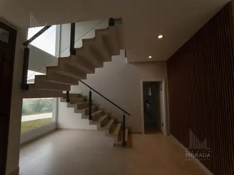Casa 8 ambientes con 6 baños