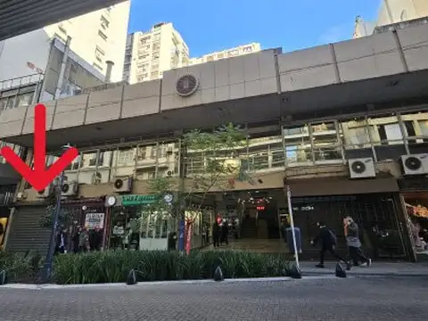 Local en espectacular zona comercial de Retiro. a metros de peatonal Florida
