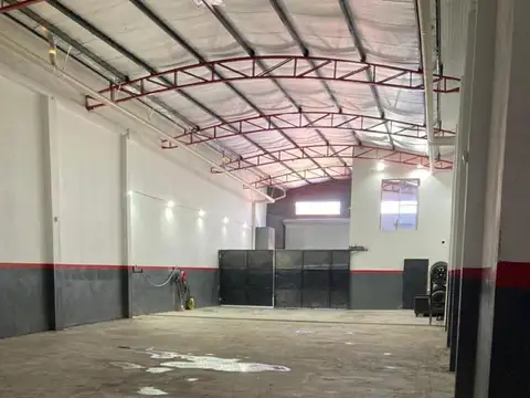 ALQUILER - EXCELENTE GALPON 420 m2 - CON OFICINA y VESTUARIO