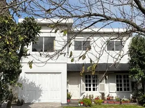 CASA DE 5 AMBIENTES CON PARQUE ADELANTE