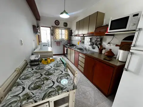 CASA DE 5 AMBIENTES CON PARQUE ADELANTE