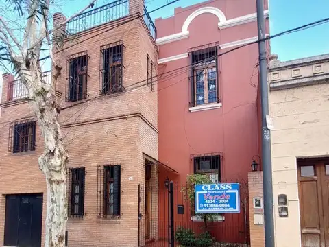 CASA EX MUNICIPAL EN VENTA EN FLORES | 5 AMBIENTES CON PATIO, PARRILLA, COCHERA Y TERRAZAS