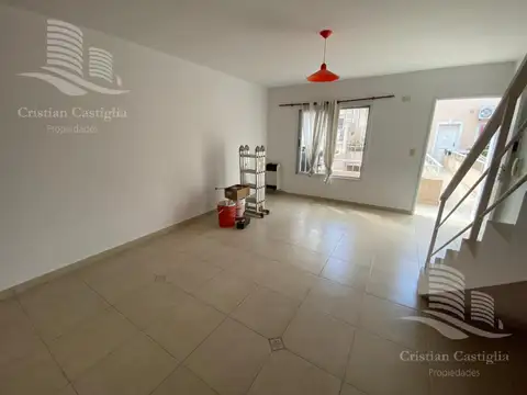 Casa en Alquiler con 2 cocheras
