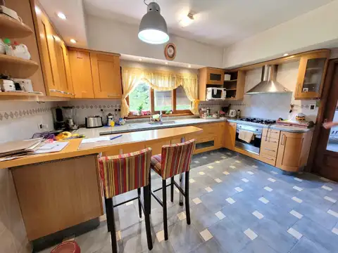 Casa en Alquiler con 2 cocheras