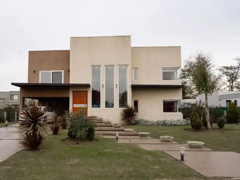 CASA EN VENTA EN LA REJA, BS. AS. 7 AMBIENTES