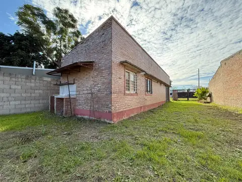 Venta Casa en Santo Tome de 2 dormitorios, con amplio patio verde.