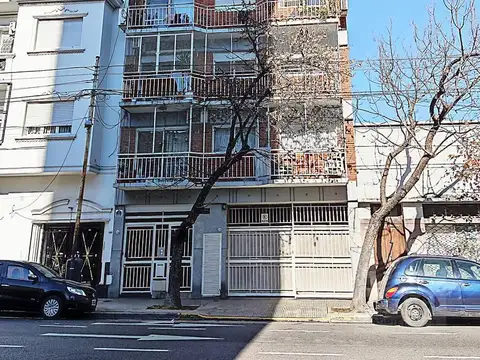 Excelente semipiso de 3 ambientes con cochera cubierta en Caballito