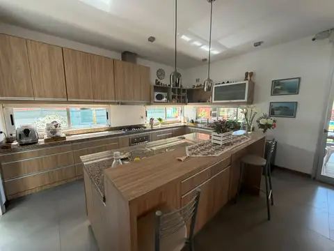Casa de 3 dormitorios con patio y cocheras en venta en Hudson sobre ruta 2 [Cod: 2852-461]
