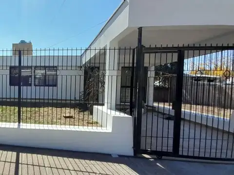 Amplia casa en venta en Godoy Cruz 4 habitaciones