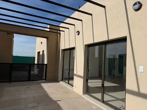 Casa en Alquiler con 2 cocheras
