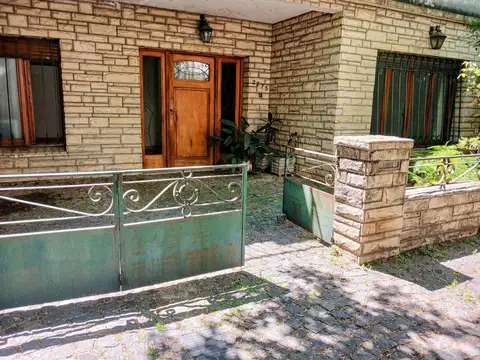 VENTA CASA 4 AMBIENTES VILLA DEL PARQUE COCHERA 