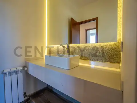 Casa en venta en Gorina con 3 dormitorios, cochera, parque
