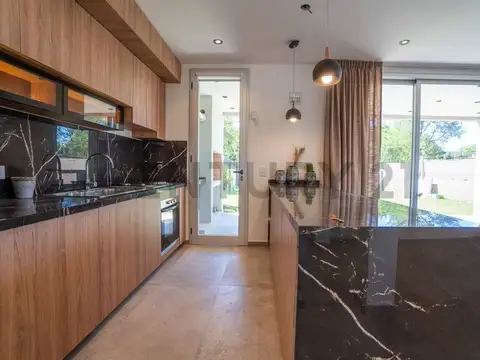 Casa en venta en Gorina con 3 dormitorios, cochera, parque
