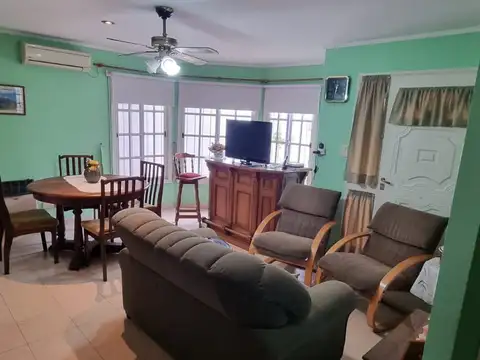Casa 4 ambientes con 2 baños