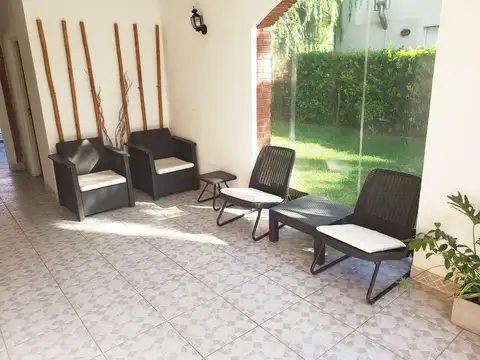 Casa en Alquiler con 2 cocheras