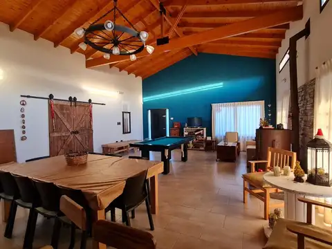 Casa en Alquiler con 2 cocheras