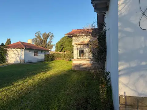 VENTA CASA 4 AMBIENTES CON GRAN PARQUE