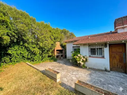 VENTA CASA 4 AMBIENTES CON GRAN PARQUE