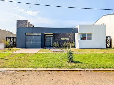 VENTA - CASA DE DOS DORMITORIOS Y PILETA - LAS ACEQUIAS, ROLDÁN
