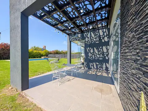 VENTA - CASA DE DOS DORMITORIOS Y PILETA - LAS ACEQUIAS, ROLDÁN