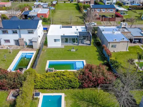 Casa en Venta con 2 cocheras