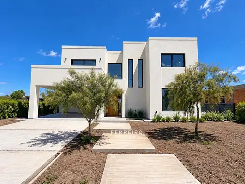 VENTA DE CASA 5 AMBIENTES EN BARRIO CERRADO VILLAGE JOVEN