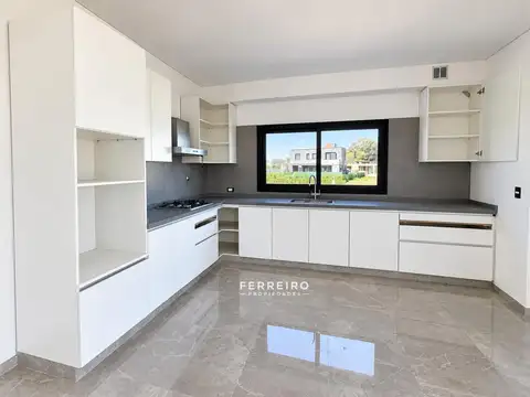 Casa 5 ambientes con 4 baños