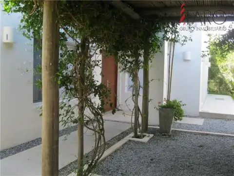 Casa en La Barra 4 dormitorios y dependencia con parrillero y cochera