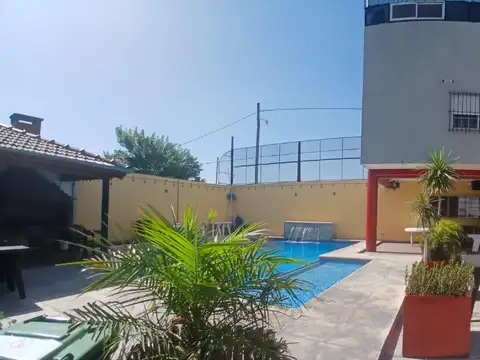 VENTA QUINTA COMERCIAL Y TURISTICA EN ESQUINA DEPARTAMENTOS QUINCHO PISCINA LIBERTAD MERLO