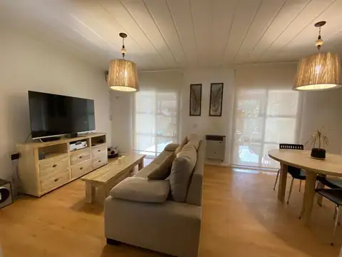 Casa en Alquiler con 2 cocheras