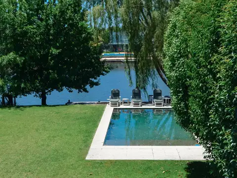 Casa en Venta con 3 cocheras